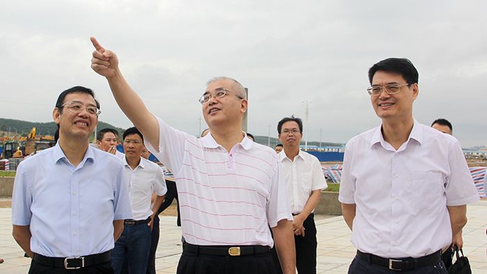 金寧運（右一）陳建軍（中）唐咸僅（左一）查看項目介紹、施工建設(shè)展板.JPG