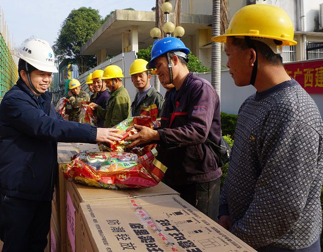 （修圖）為一線工人發(fā)放慰問品。謝微旋 攝_副本.jpg